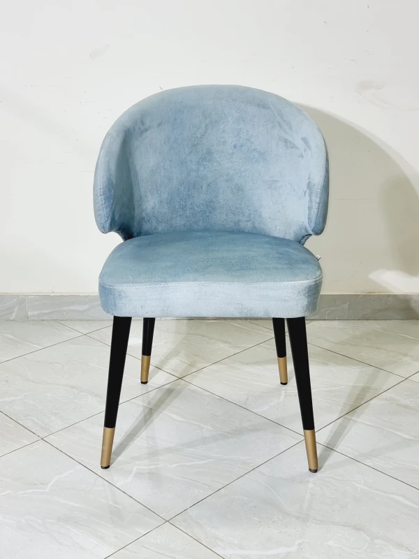 كرسيٌ يُجسد روعة التصميم، وقوة الأداء